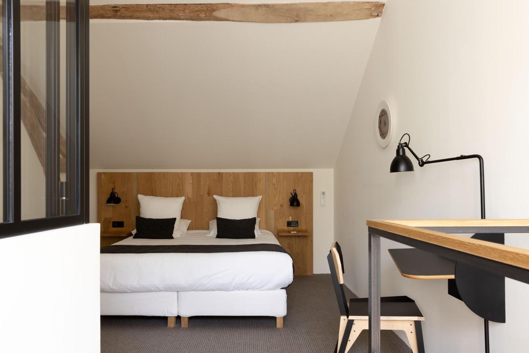 Chateau De La Resle - Design Hotels Montigny-la-Resle Room photo